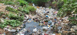 Arroyo basurero cerca de la empresa Nalco.