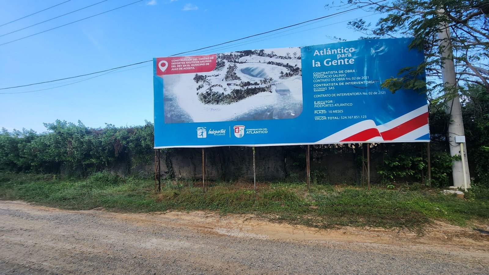 La valla de la obra instalada en la entrada de Salinas del Rey.