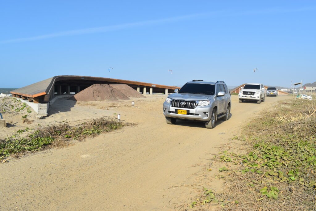 La caravana del gobernador pasa por una de las estructuras rodeada por tierra.