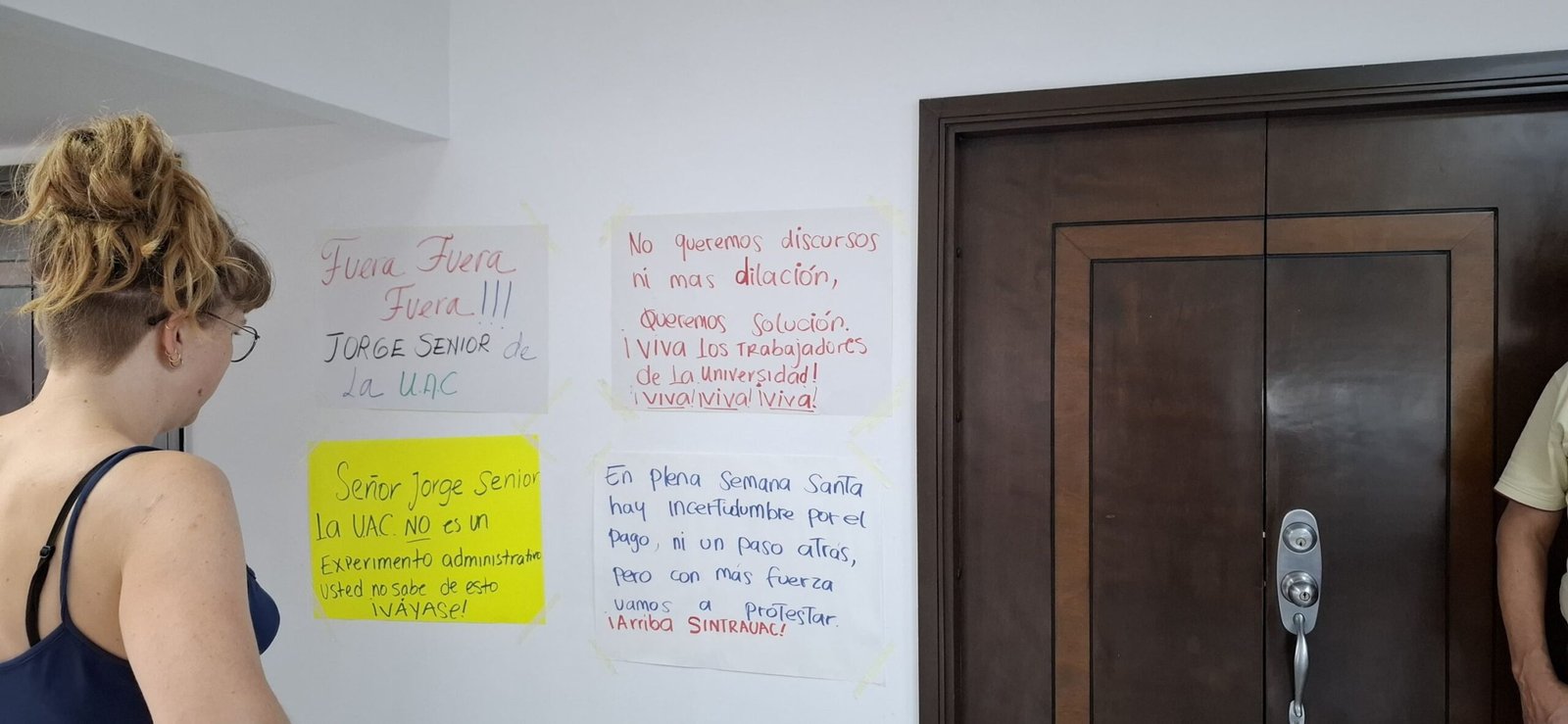 Los trabajadores de Uniautónoma protestaron en la Rectoría donde pegaron carteles.