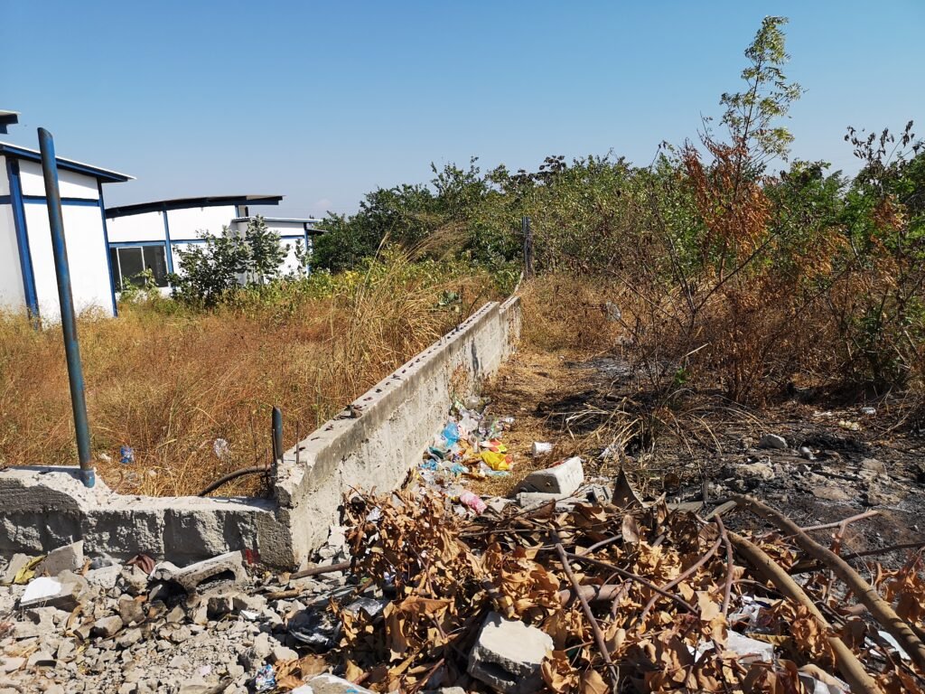 En Nueva Esperanza se robaron y destruyeron el cerramiento trasero del CDI.