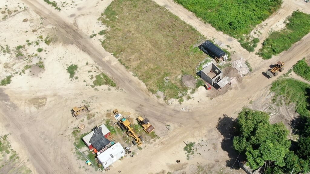 La red criminal está loteando la finca con maquinaria pesada.