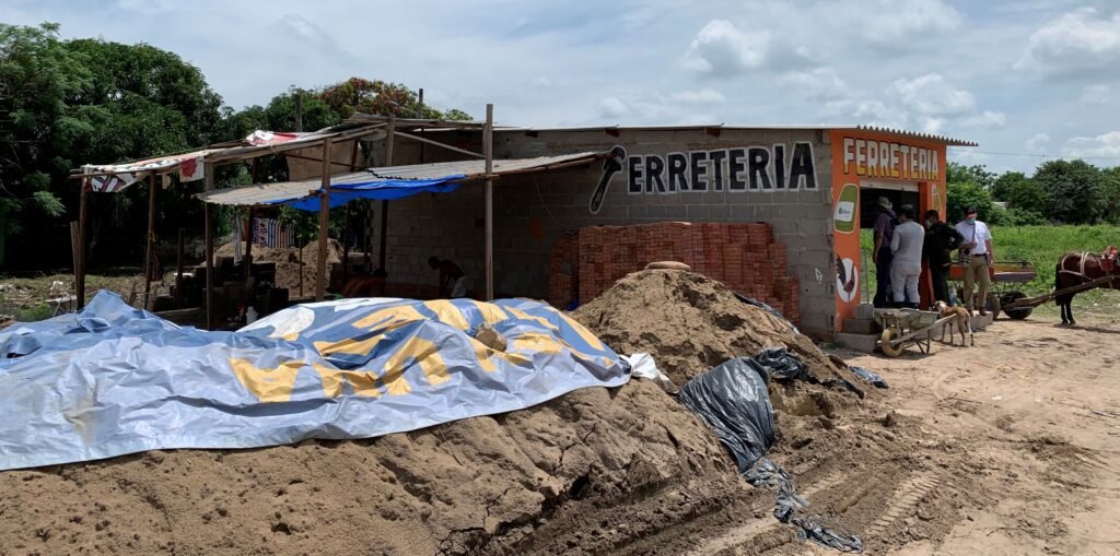 Dentro del lote, en esta ferretería los invasores vende productos de construcción.