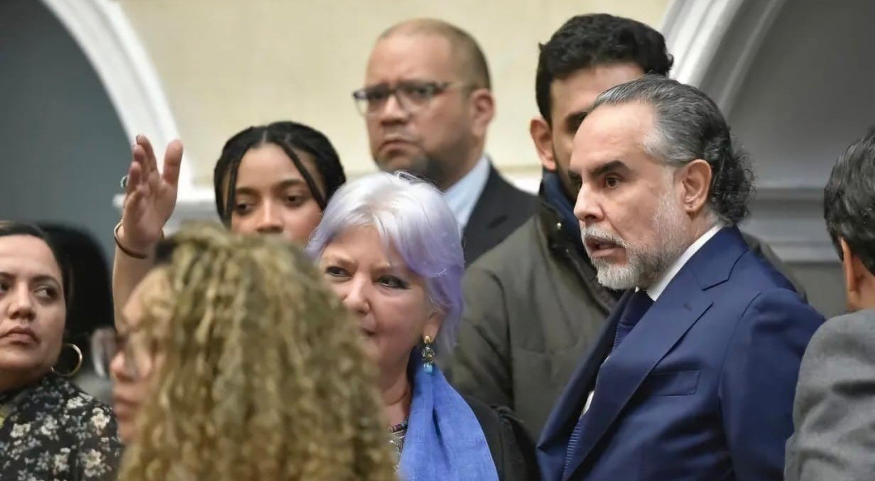 Mauricio Molinares, al fondo, en el Senado junto a petristas y Armando Benedetti.