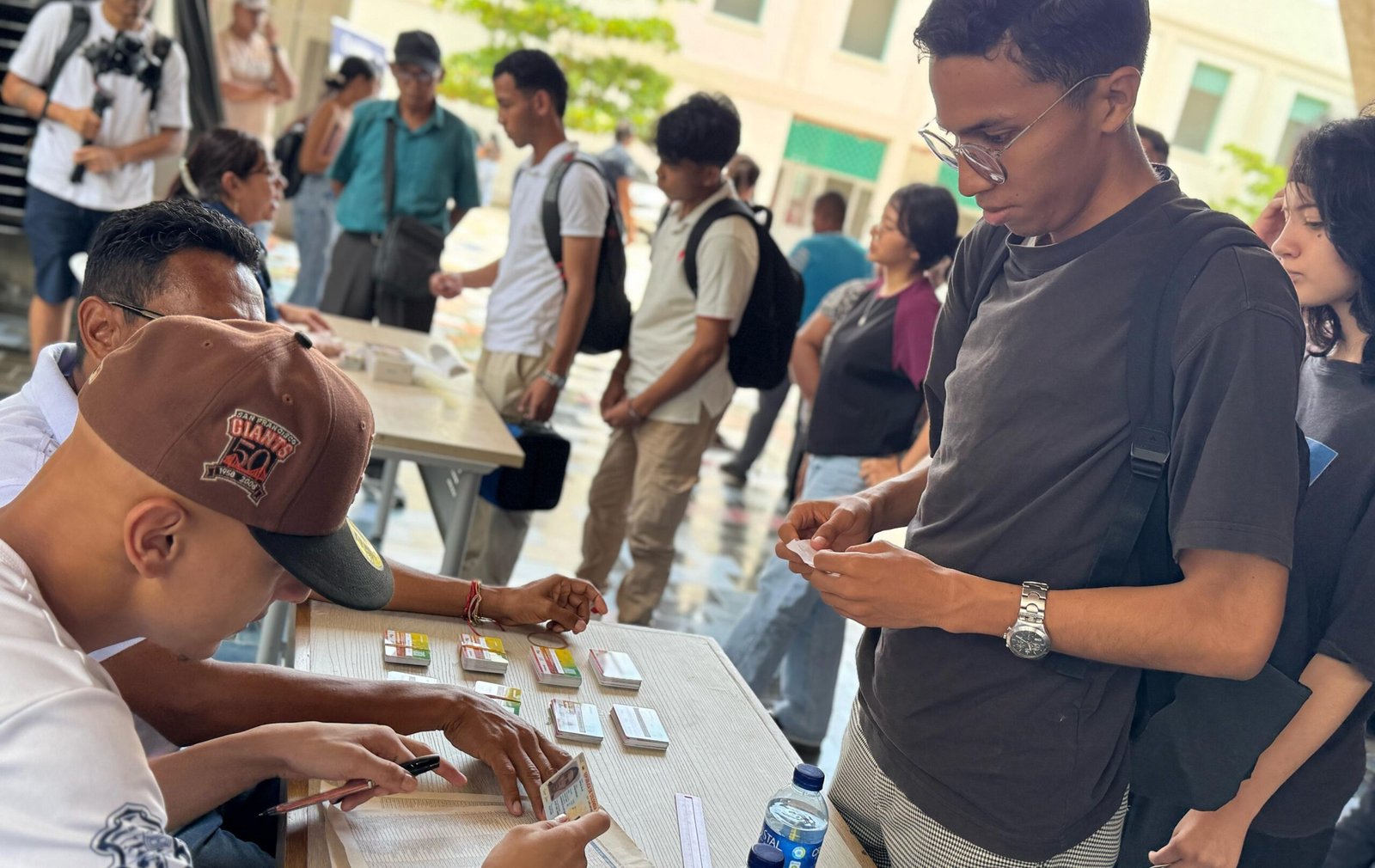Alumnos reclama las tarjetas del Estímulo Social de Transporte para Estudiantes.