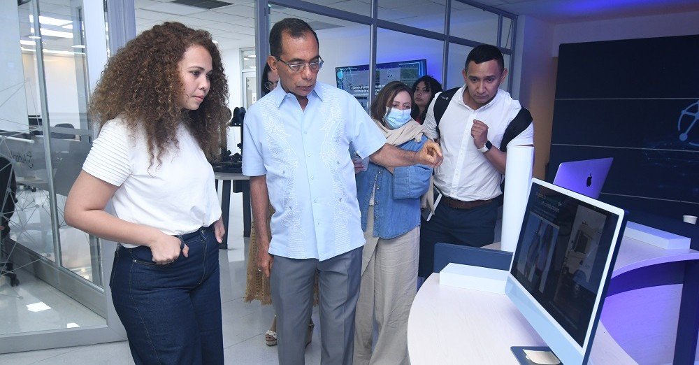 El rector José Consuegra y la ministra Yesenia Olaya en el Centro de investigación AudacIA.