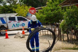 Un operario de Air-e trabaja en Ciénaga.