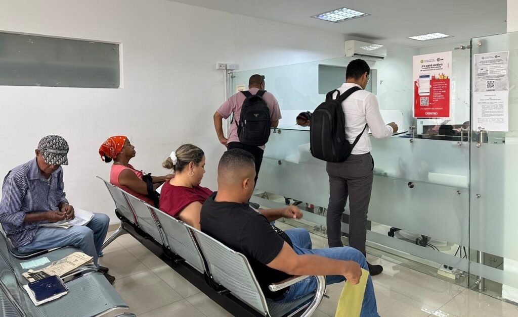 Propietarios de inmuebles realizan trámites en el AMB Catastro de Cartagena.