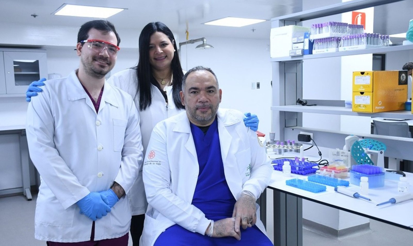 La profesora Zuleima Yáñez con integrantes del Grupo de Investigación de Medicina Genómica.