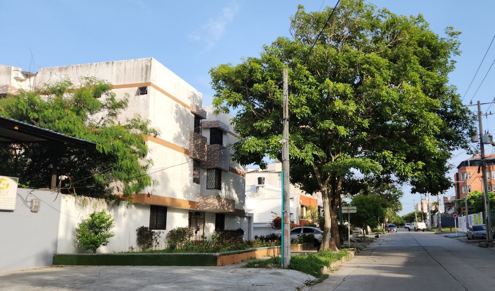 Del edificio se mudó hasta una hermana del violento agresor a la que amenazó.