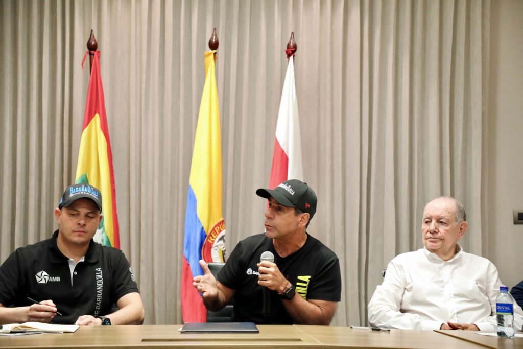 El alcalde Char, centro, acompañado por Libardo García y Nelson Robayo.