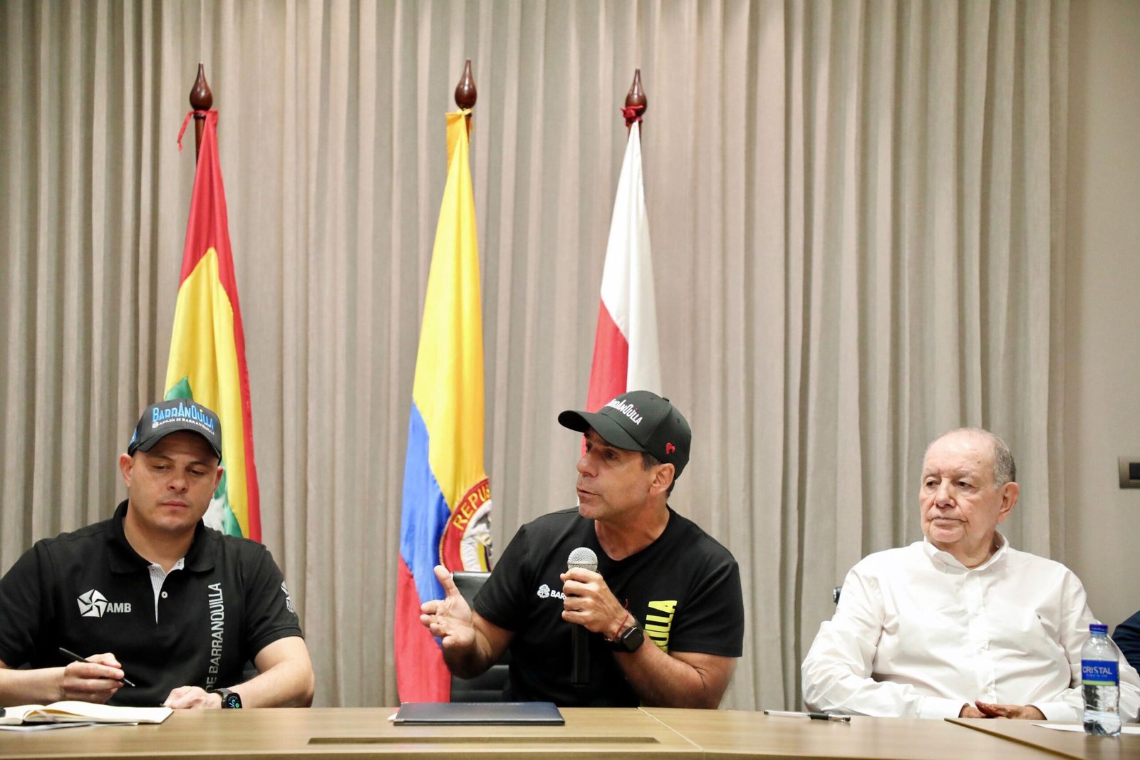 El alcalde Char, centro, acompañado por Libardo García y Nelson Robayo.
