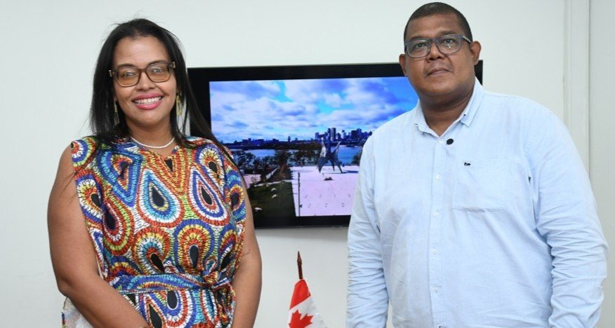 Luisa Echeverría y Luis Ortiz Ospino, directivos de la Unisimón.