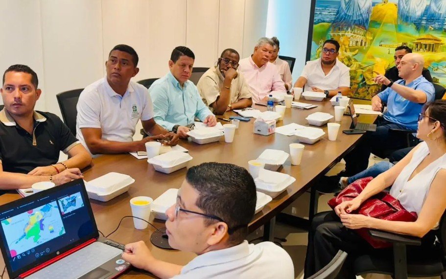 Reunión del director del AMB, Libardo García, y el alcalde de Puerto Colombia, Plinio Cedeño.