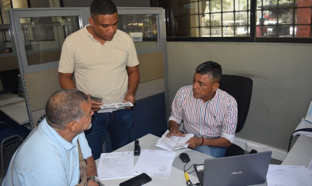 Mendoza es atendido por el Coordinador de Salud de la Personería, Wilson Llanos.