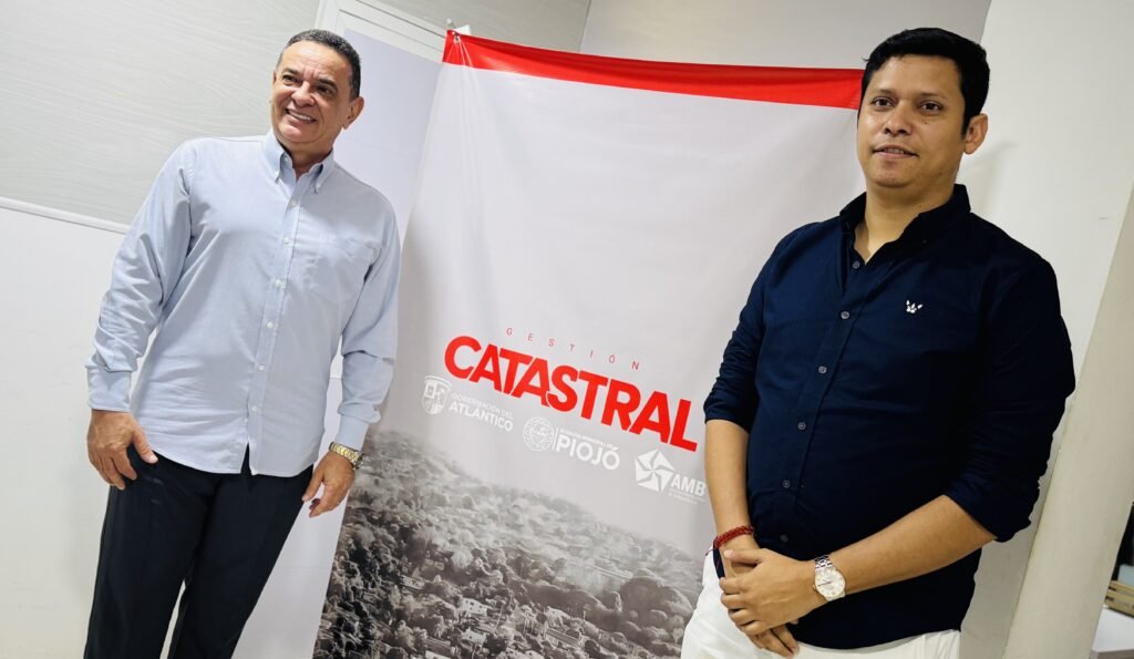 Fernando Tejera, alcalde, y Orlando Caballero, Subdirector de Planeación del AMB.