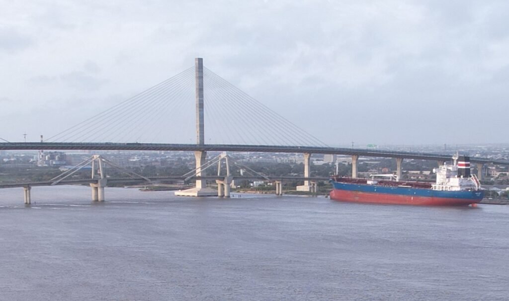 La mole abandonada del Pumarejo viejo impide el paso de barcos río arriba.