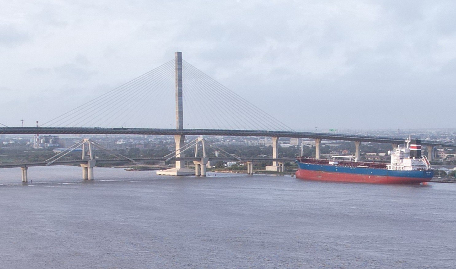 La mole abandonada del Pumarejo viejo impide el paso de barcos río arriba.
