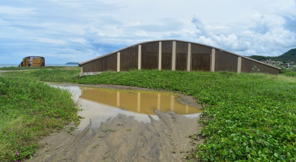 Más agua encharcada, en la vía interna que comunica a otras estructuras cerradas.
