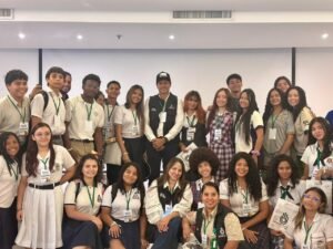 El personero Alzate con los personeros escolares.