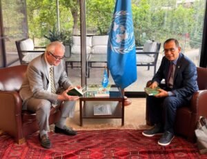 El secretario de la Cepal, José Salazar-Xirinachs, y el rector, José Consuegra.