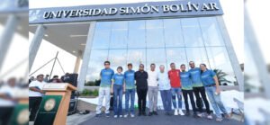 Directivos de Unisimón e invitados durante la inauguración.