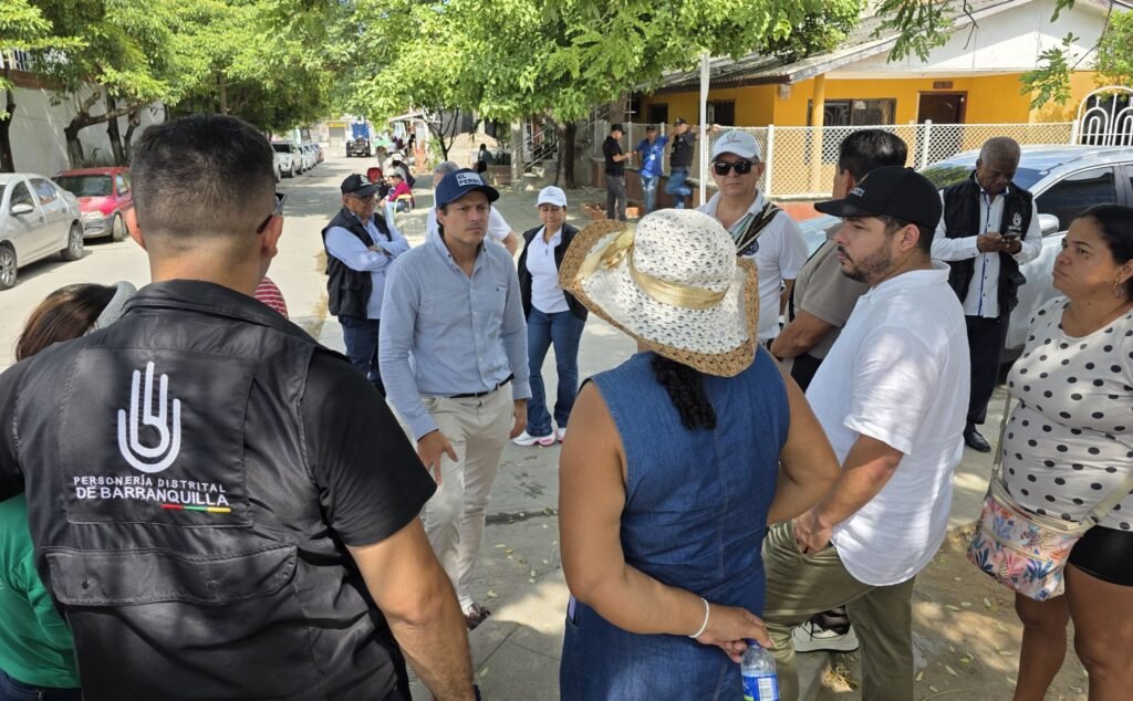 El personero Miguel Ángel Alzate dialoga con habitantes de La Playa.