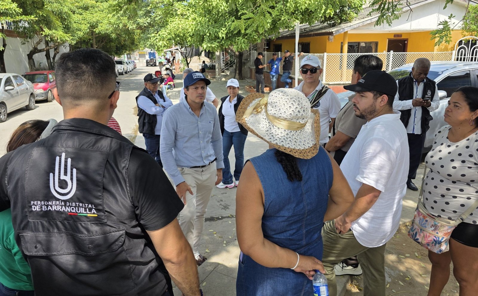 El personero Miguel Ángel Alzate dialoga con habitantes de La Playa.