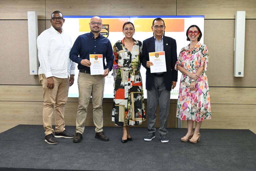 Consuegra y Vásquez acompañados por directivos de Unisimón.