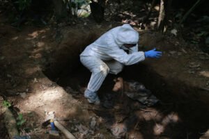 Búsqueda de desaparecidos en una fosa común.