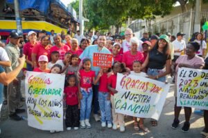 El gobernador Arana con la comunidad.