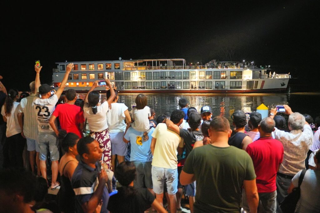 El AmaWaterways es todo un furor en las poblaciones que visita.