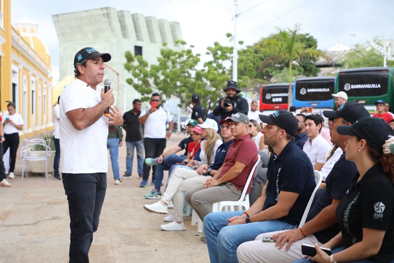 El alcalde Alejandro Char entrega los primeros 42 buses.