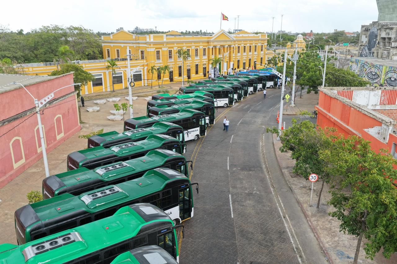 Los nuevos buses fueron recibidos en la Plaza de la Aduana.