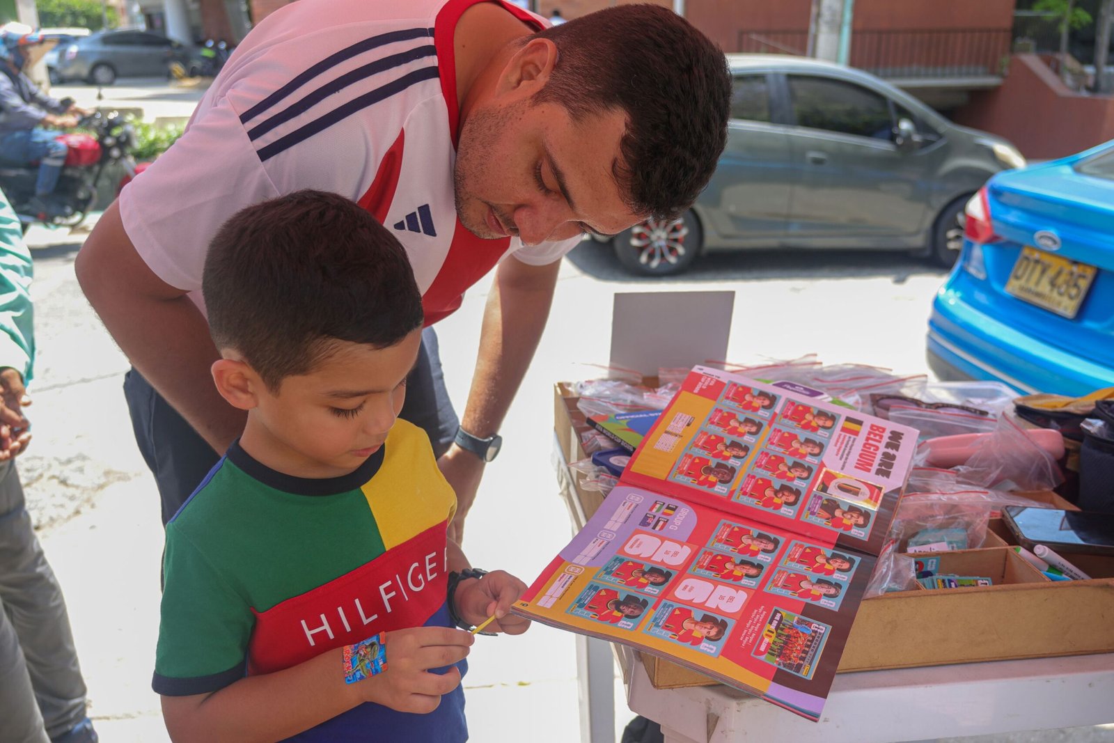Andrés Barros con su hijo de 5 años sigue la tradición familiar de los caramelos.