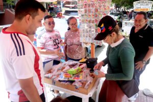 María Mora ha crecido vendiendo caramelos Panini.