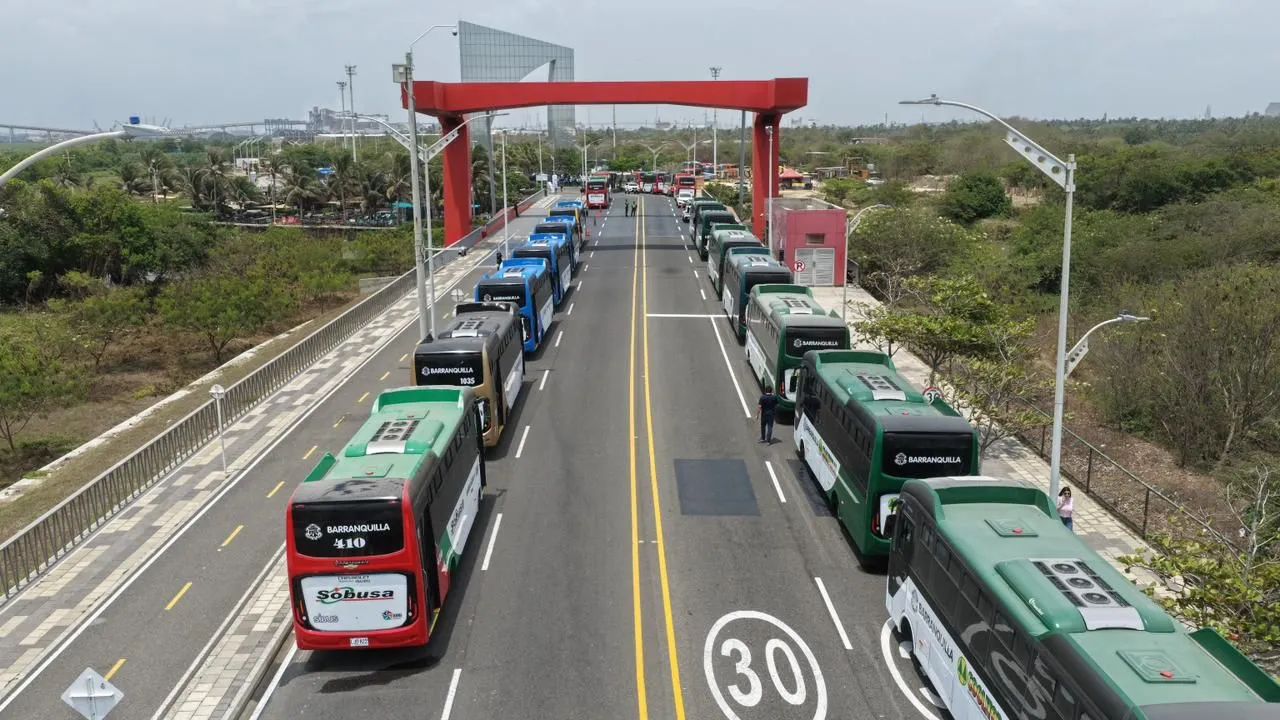 Los nuevos buses ingresan a Barranquilla.